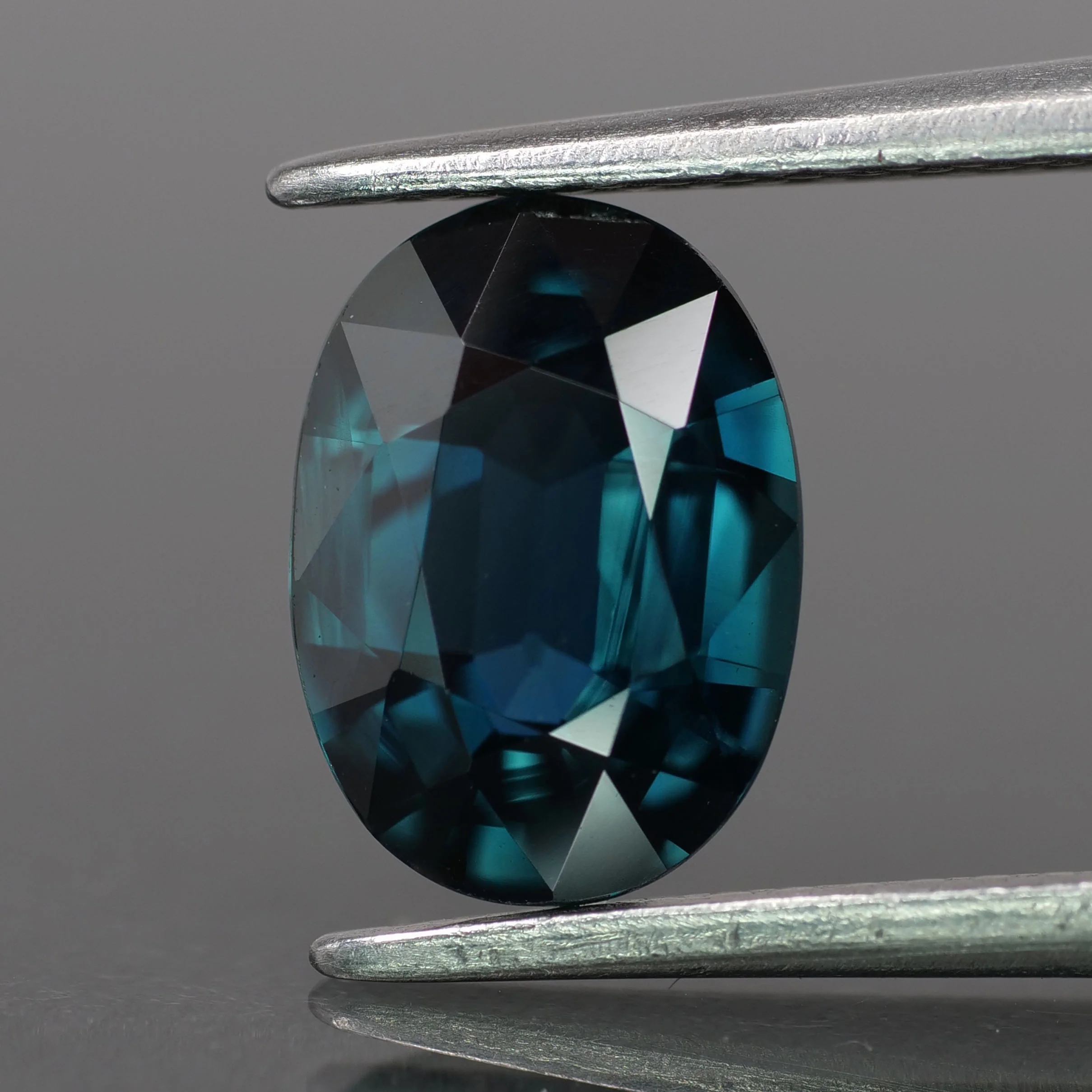 Sapphire | natural, teal color/color changing, oval-cut, *8.5x6mm, 1.55ct