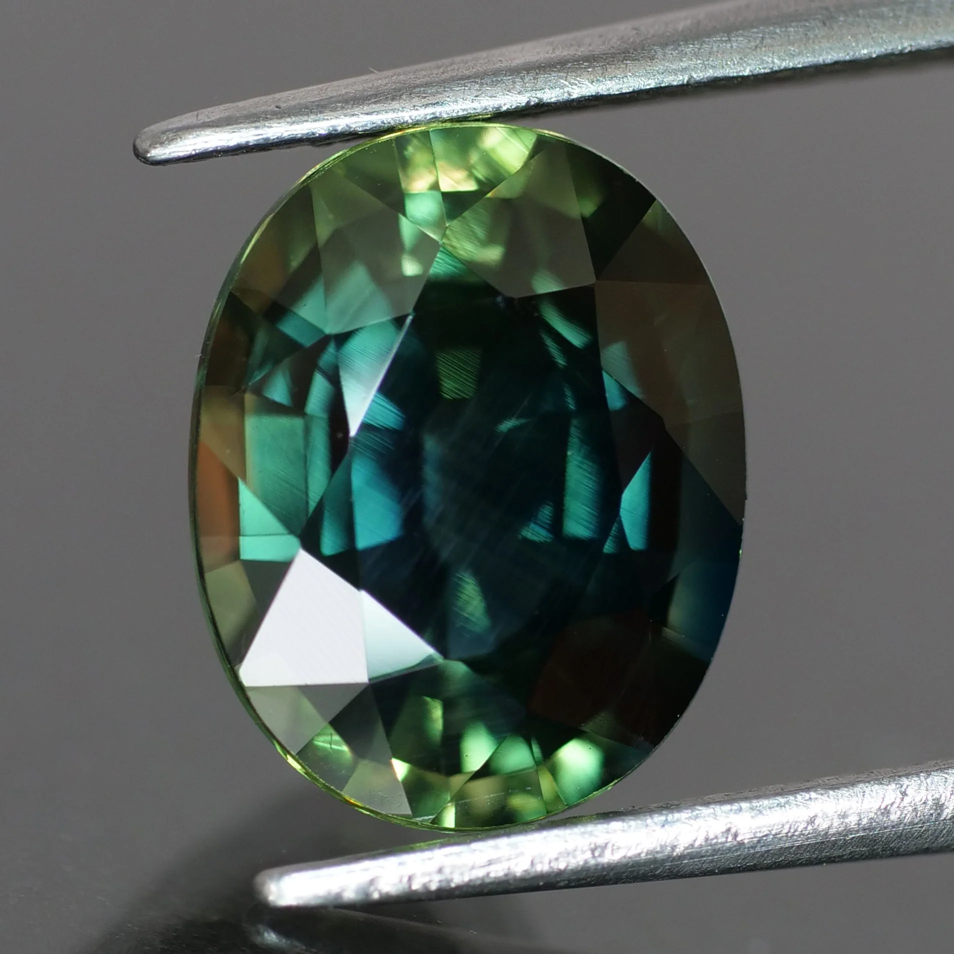 Sapphire | natural, teal color/color changing, oval-cut, *10x8mm, 3.9ct