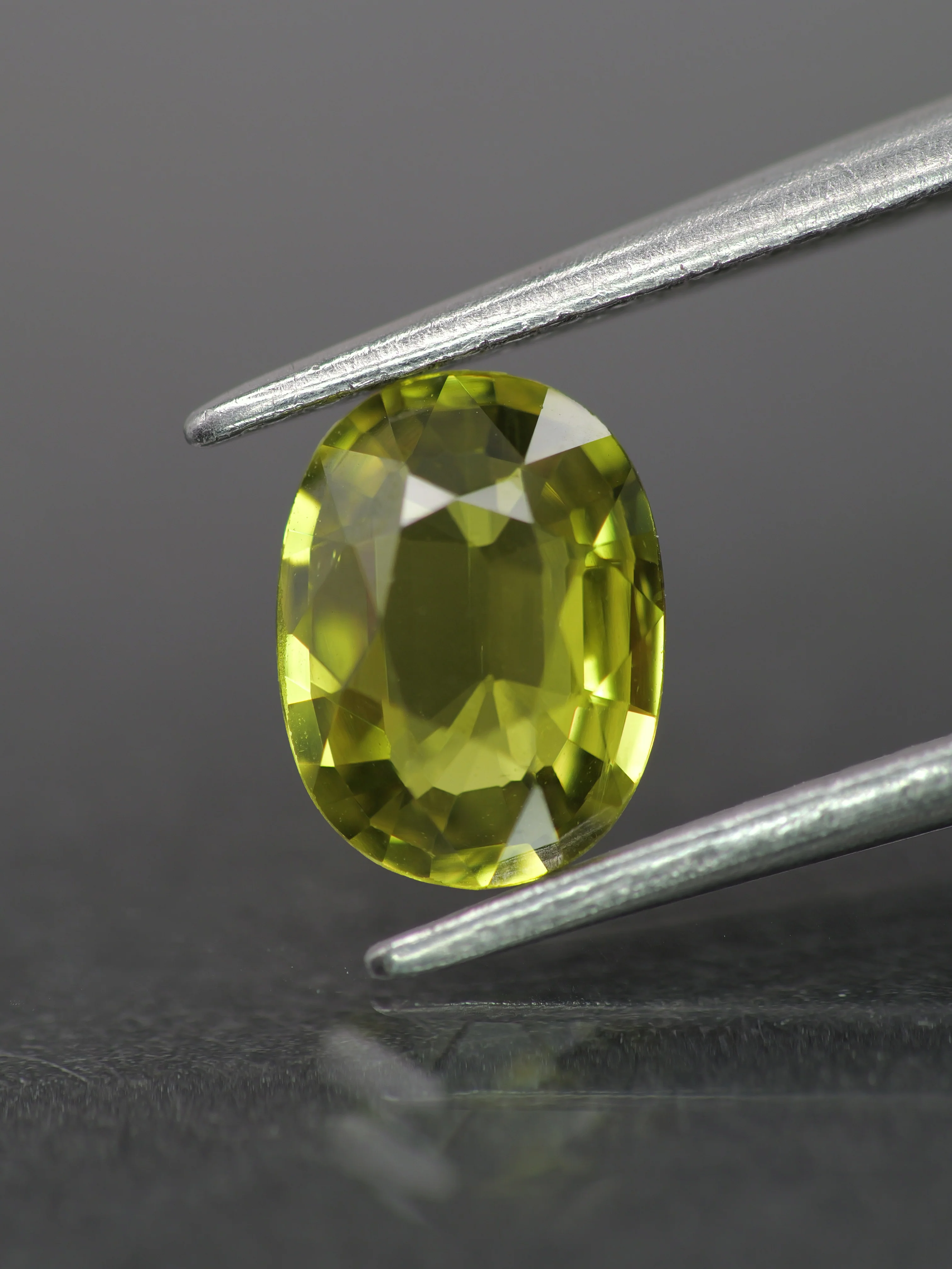 Sapphire | natural, yellowish green color, oval-cut, 7.5x5.7mm, 1.1ct, Australia