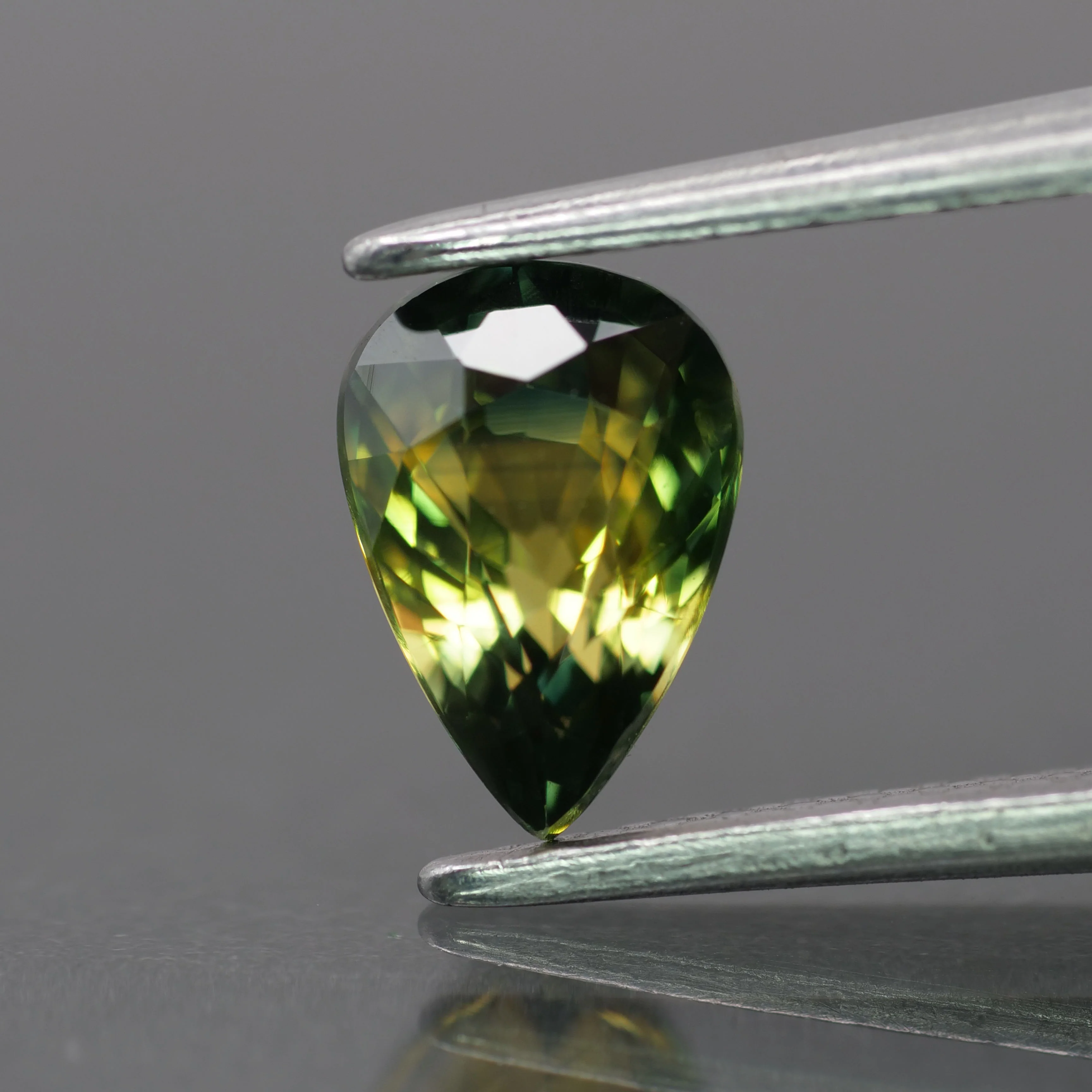 Sapphire | natural, bi-color: yellow & green, pear-cut, *7x5mm, 1ct, Madagascar