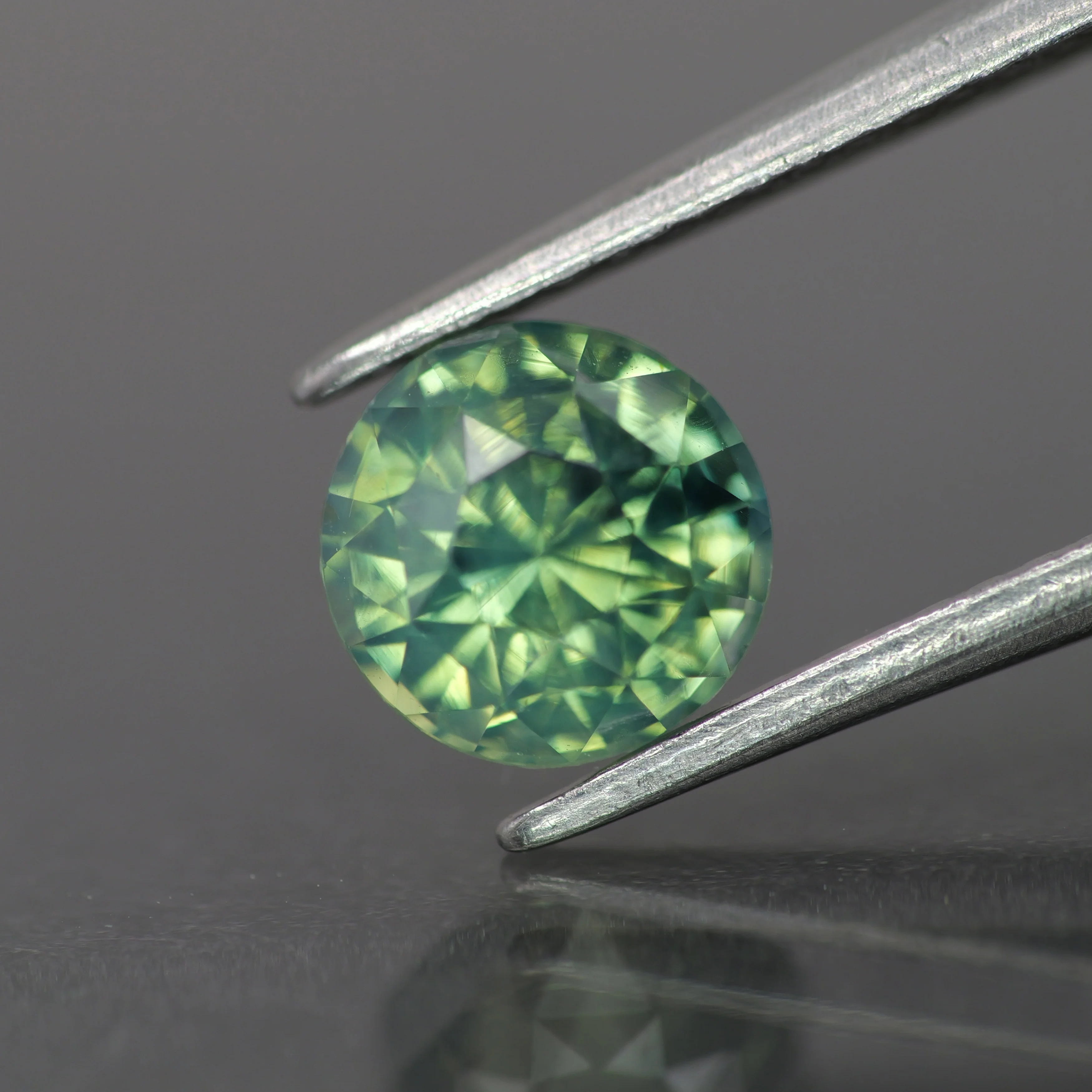 Sapphire | natural, yellowish green color, round-cut, *6mm, 1.3ct