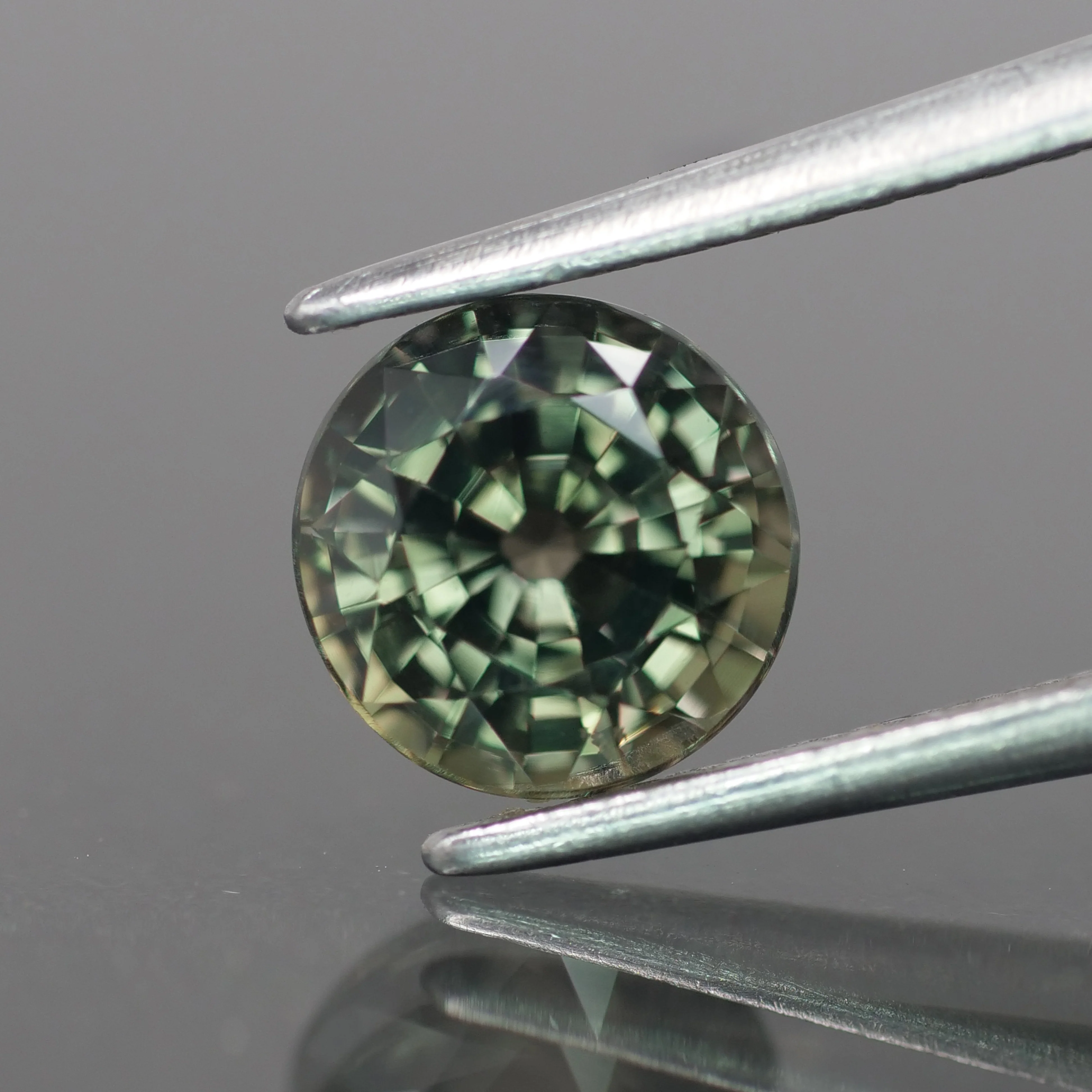 Sapphire | natural, yellowish green color, round-cut, *6.5mm, 1.4ct