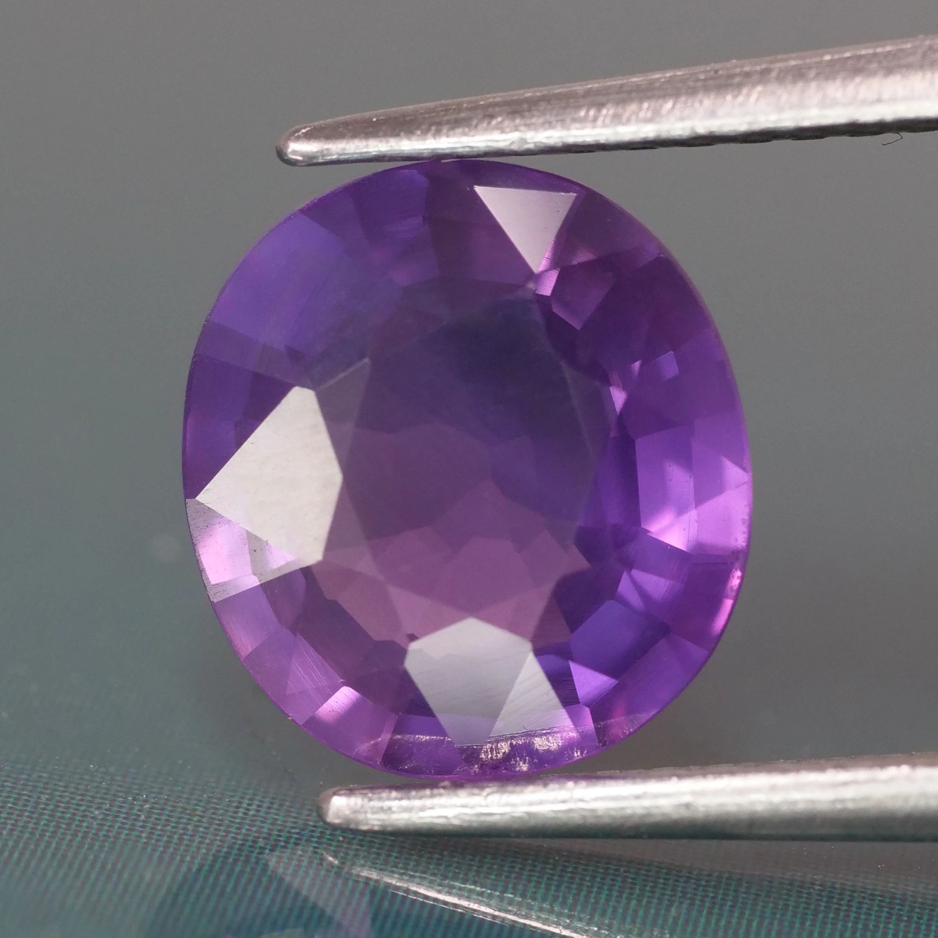 Opalescent sapphire | IGI certified | natural, pinkish purple color, cushion-cut, *8.7x8mm, 2.3ct