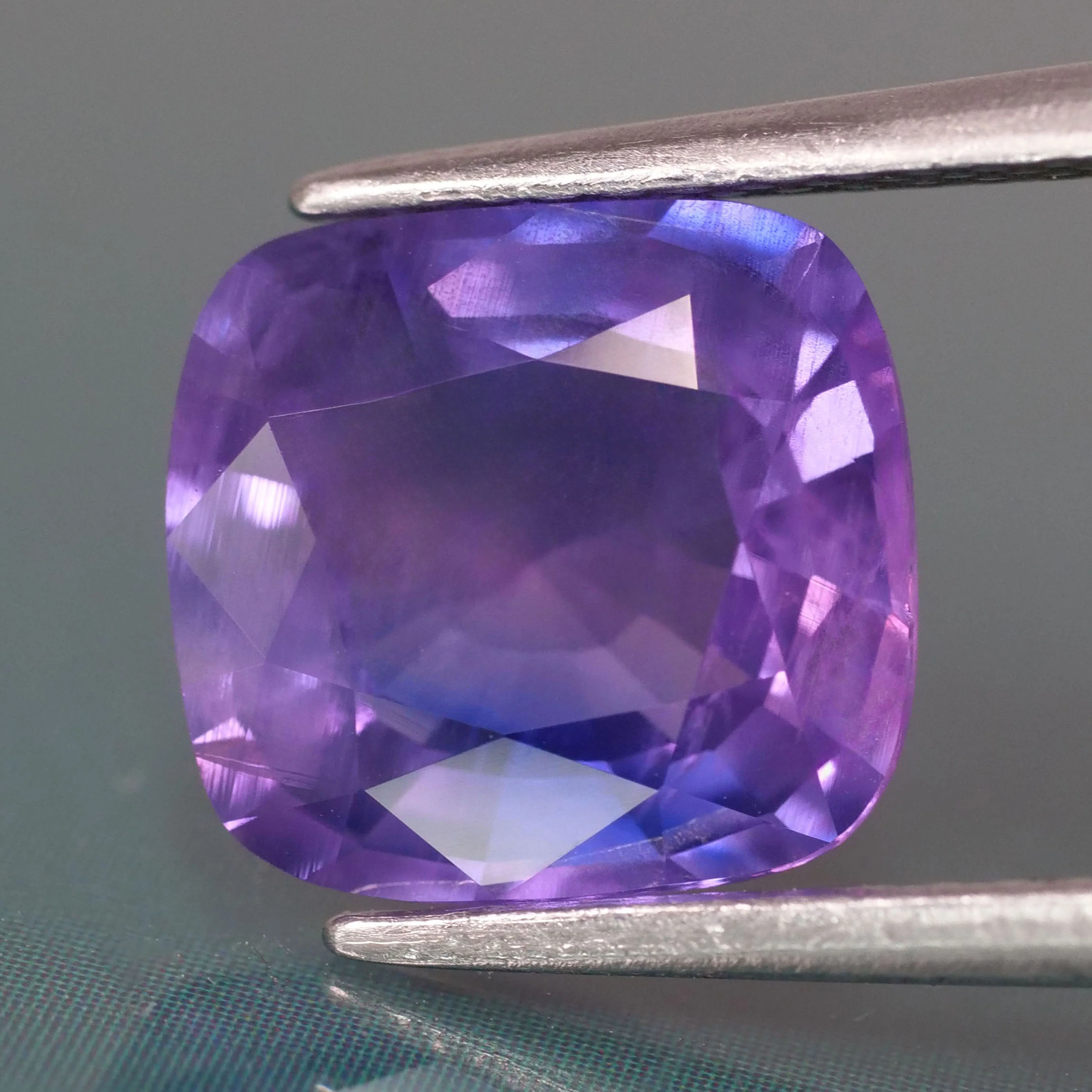 Opalescant sapphire | IGI certified | natural, bluish purple color, square cushion-cut, *9x8.5mm, 3.2ct