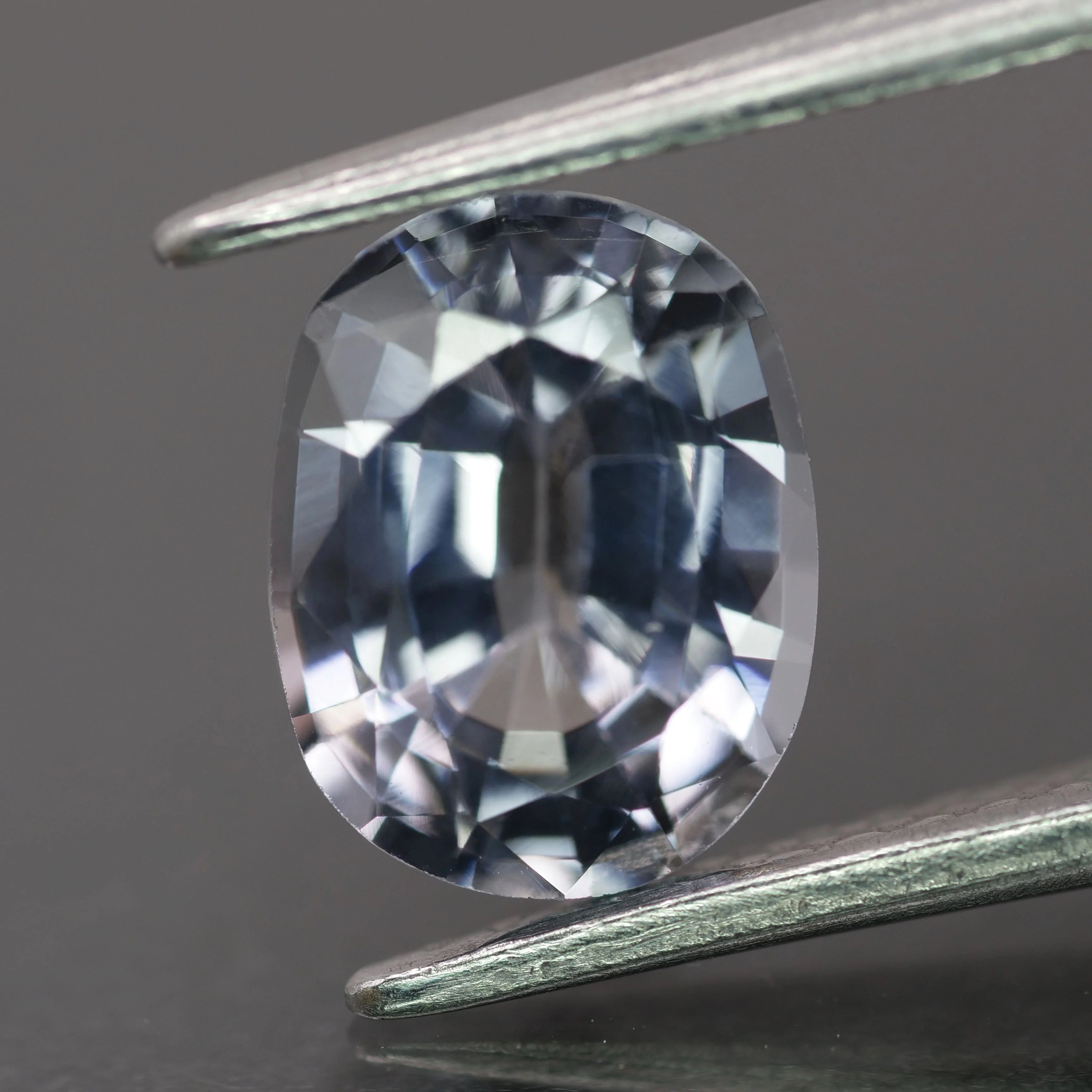 Spinel | natural, bluish grey color, oval-cut, 8x6mm, *1.7ct