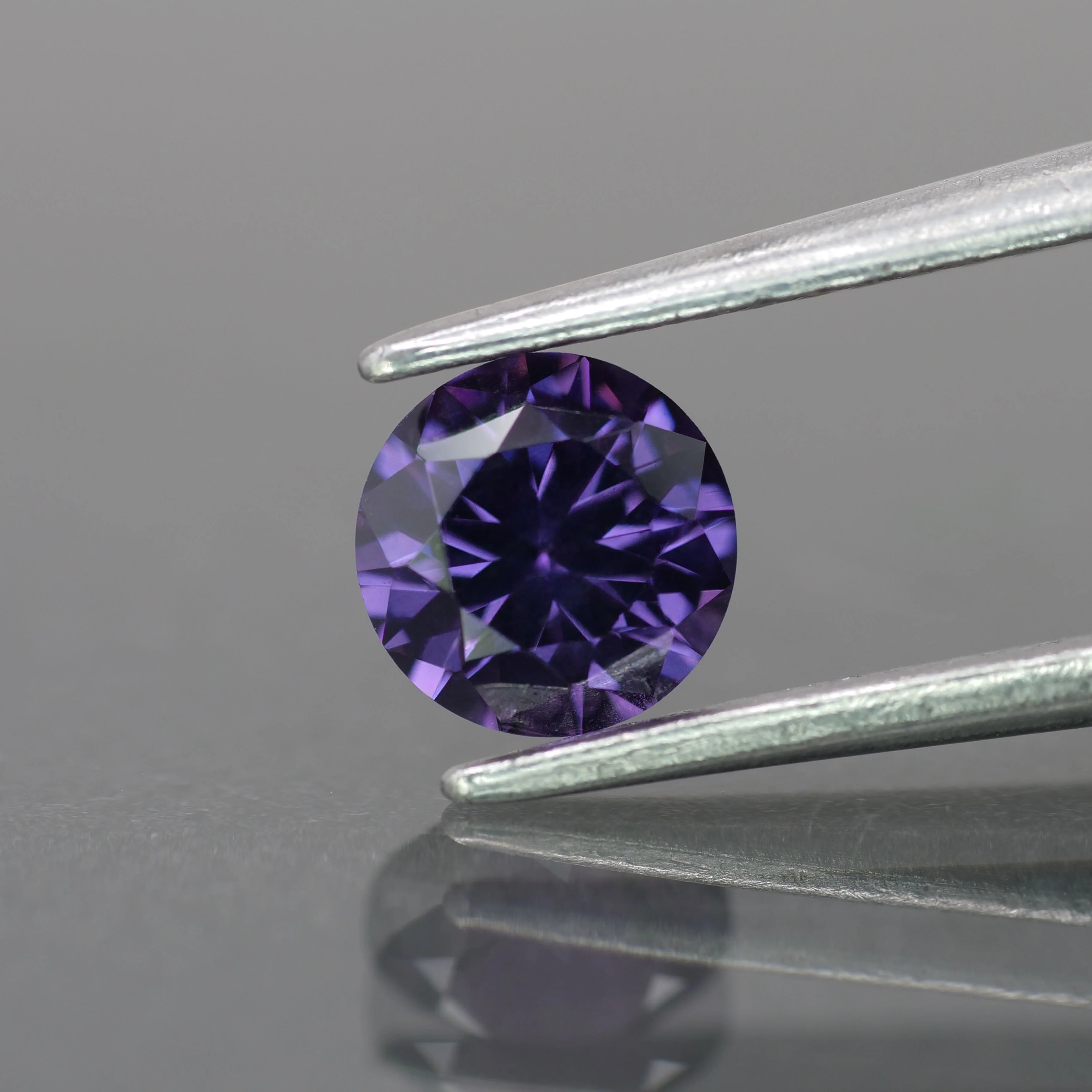 Spinel | natural, violet color, round-cut, 5.5mm, 0.7ct