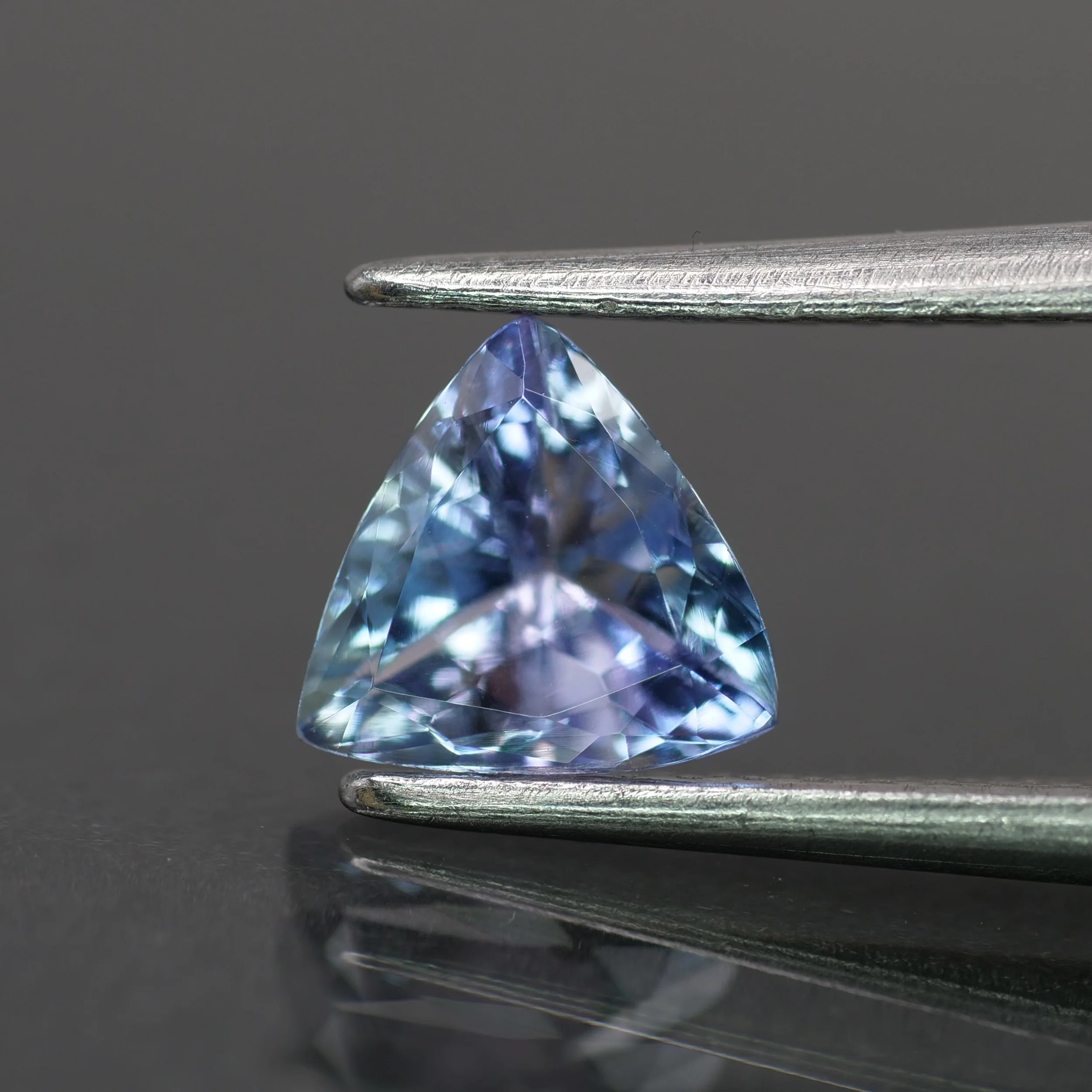 Tanzanite | natural, bi-color: purple & blue color, trillion-cut, 6mm, 0.6ct