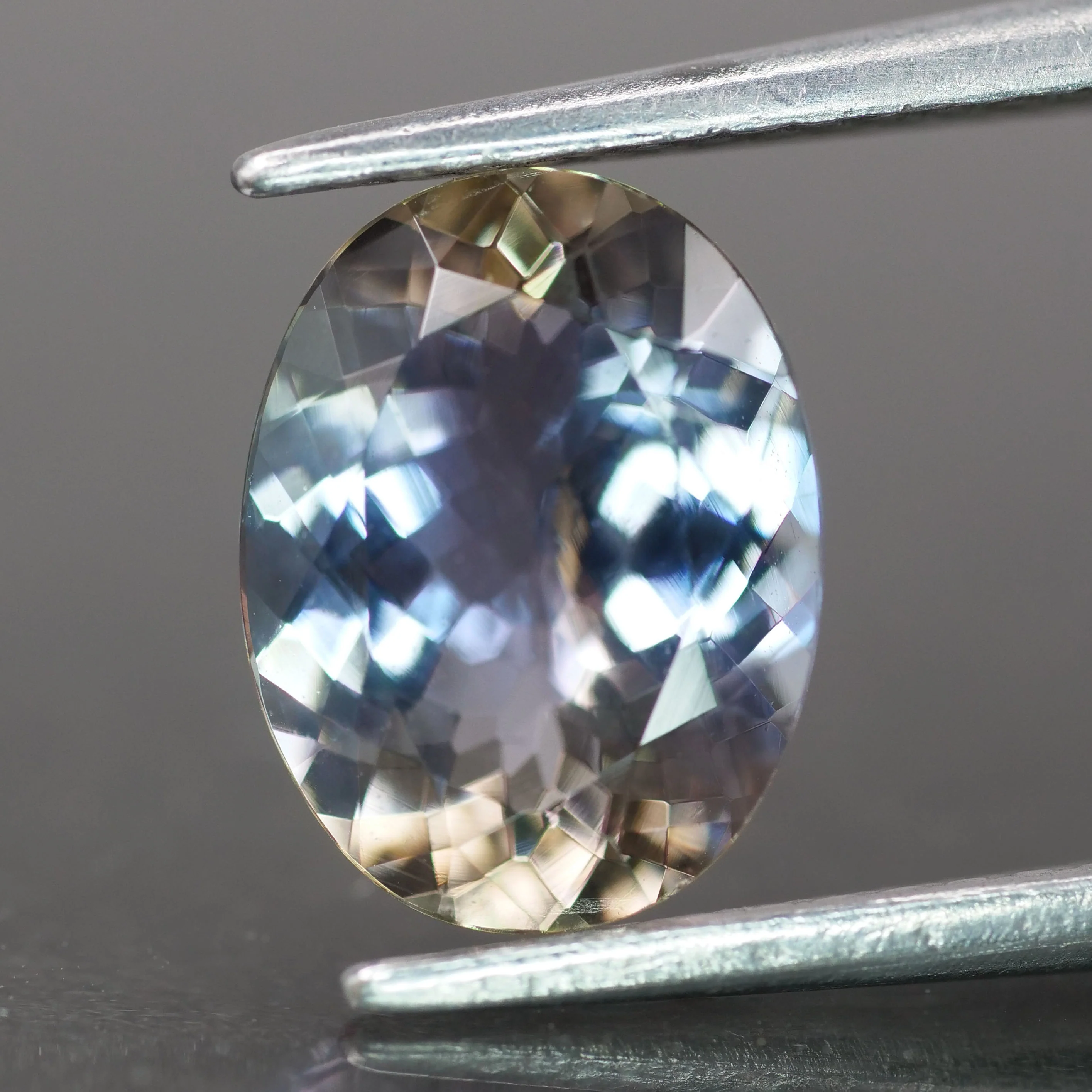 Tanzanite | natural, bi-colour: blue & brown color, oval-cut, 9x7mm, 1.9ct, Tanzania