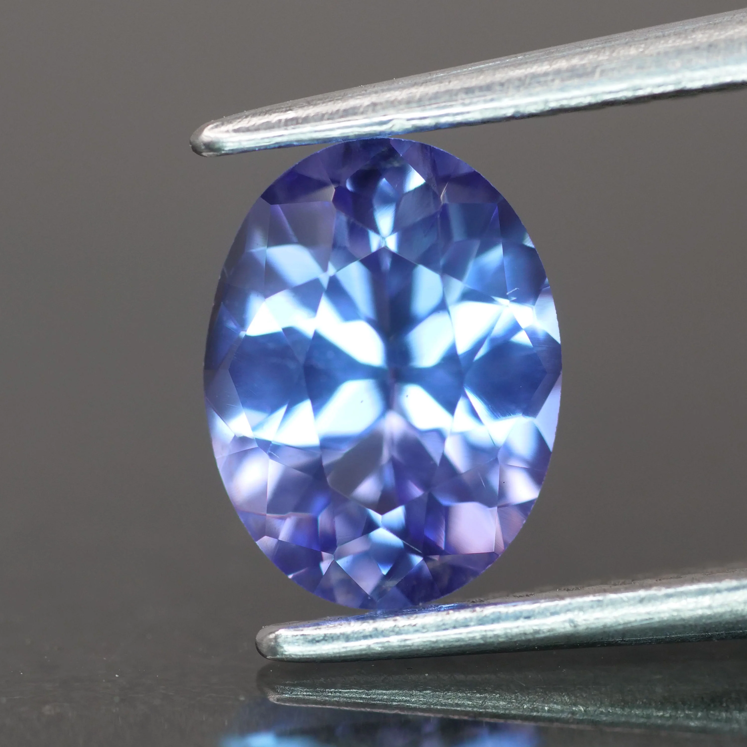 Tanzanite | natural, bi-colour: bluish purple color, oval-cut, 8x6mm, 1.1ct, Tanzania