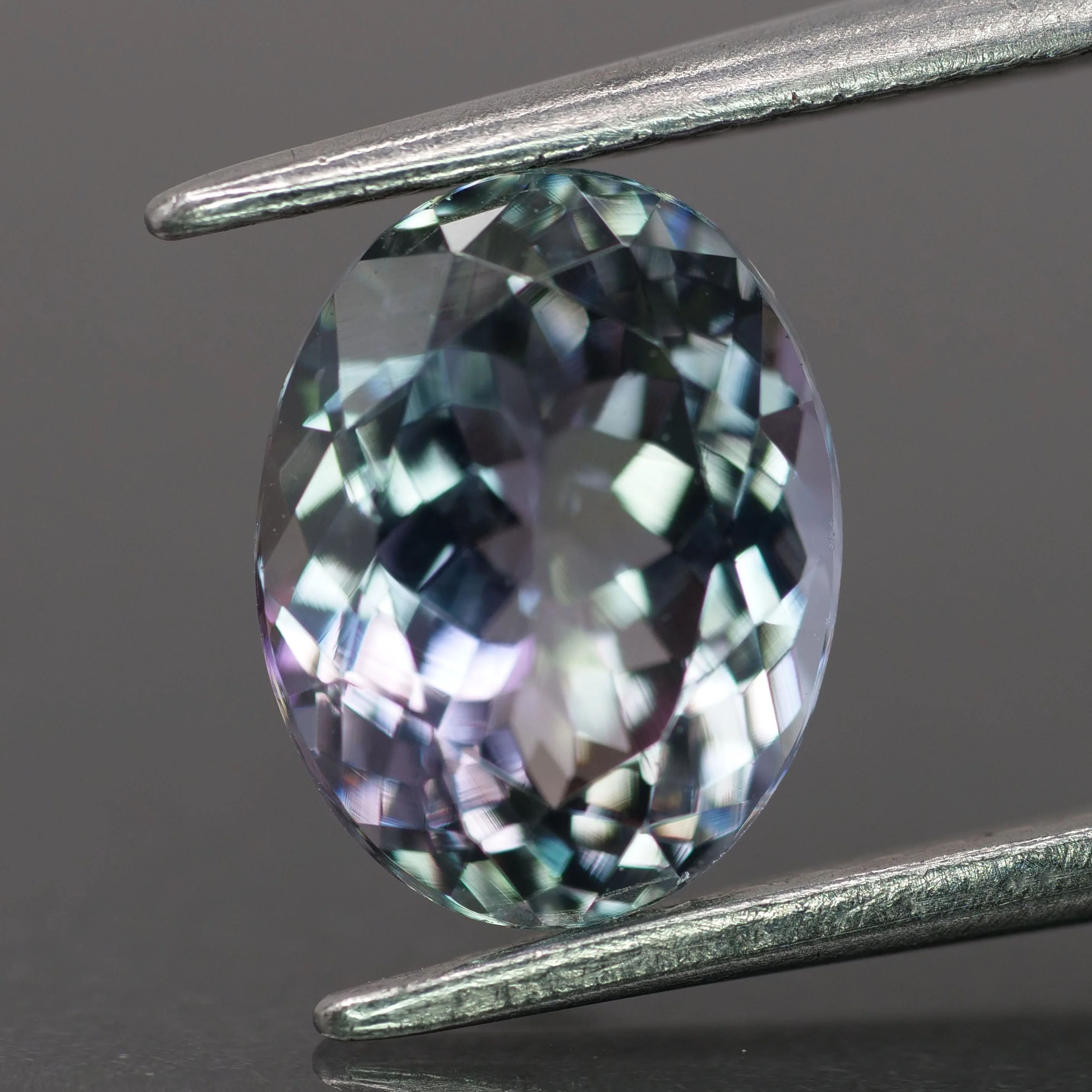 Tanzanite | natural, multi-colour: purple, green, blue, oval-cut, 9x7mm, 2.1ct