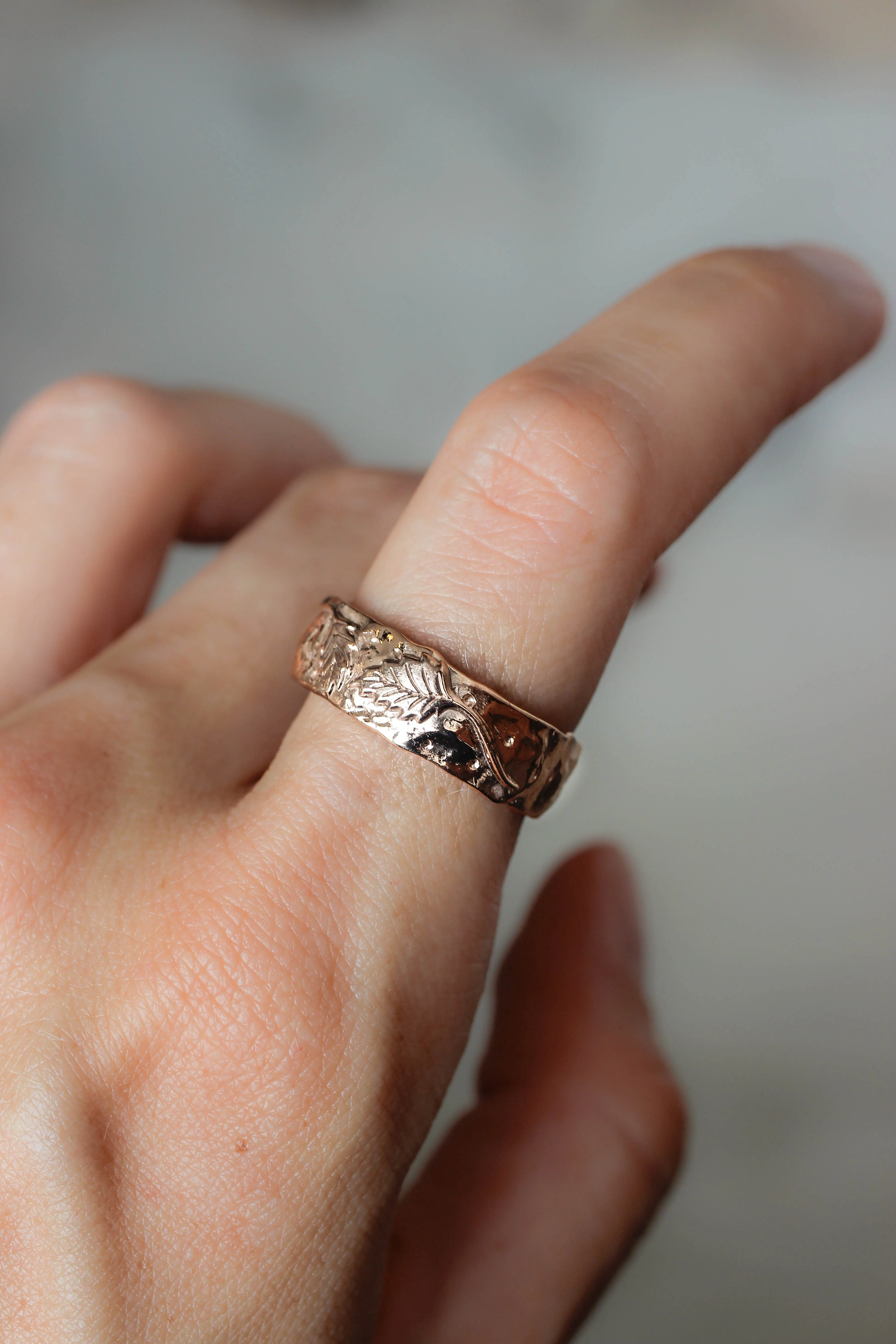 Textured ring with two leaves, man's wedding band - Image 4