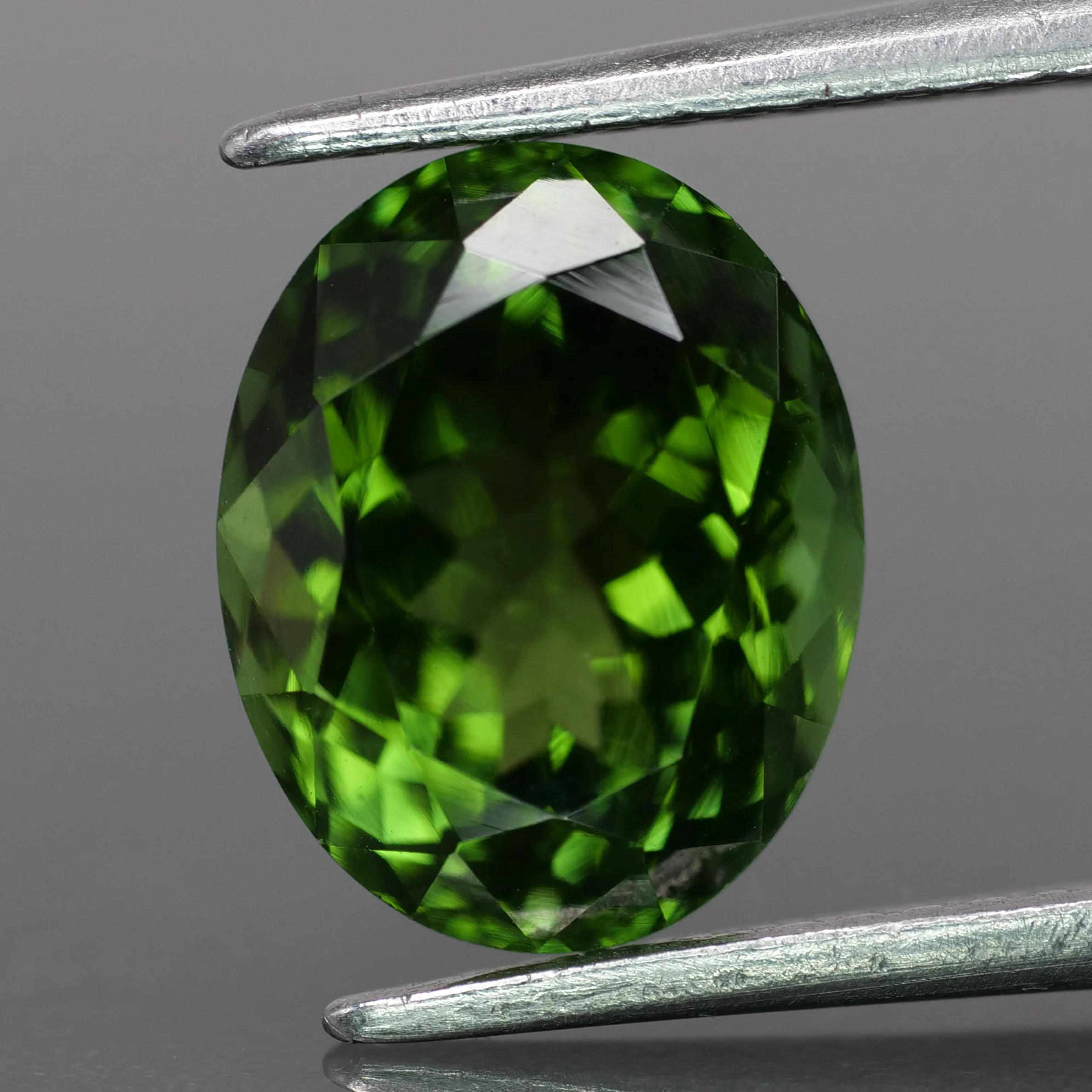 Tourmaline | natural, green color, oval-cut, 10x8mm, 3ct