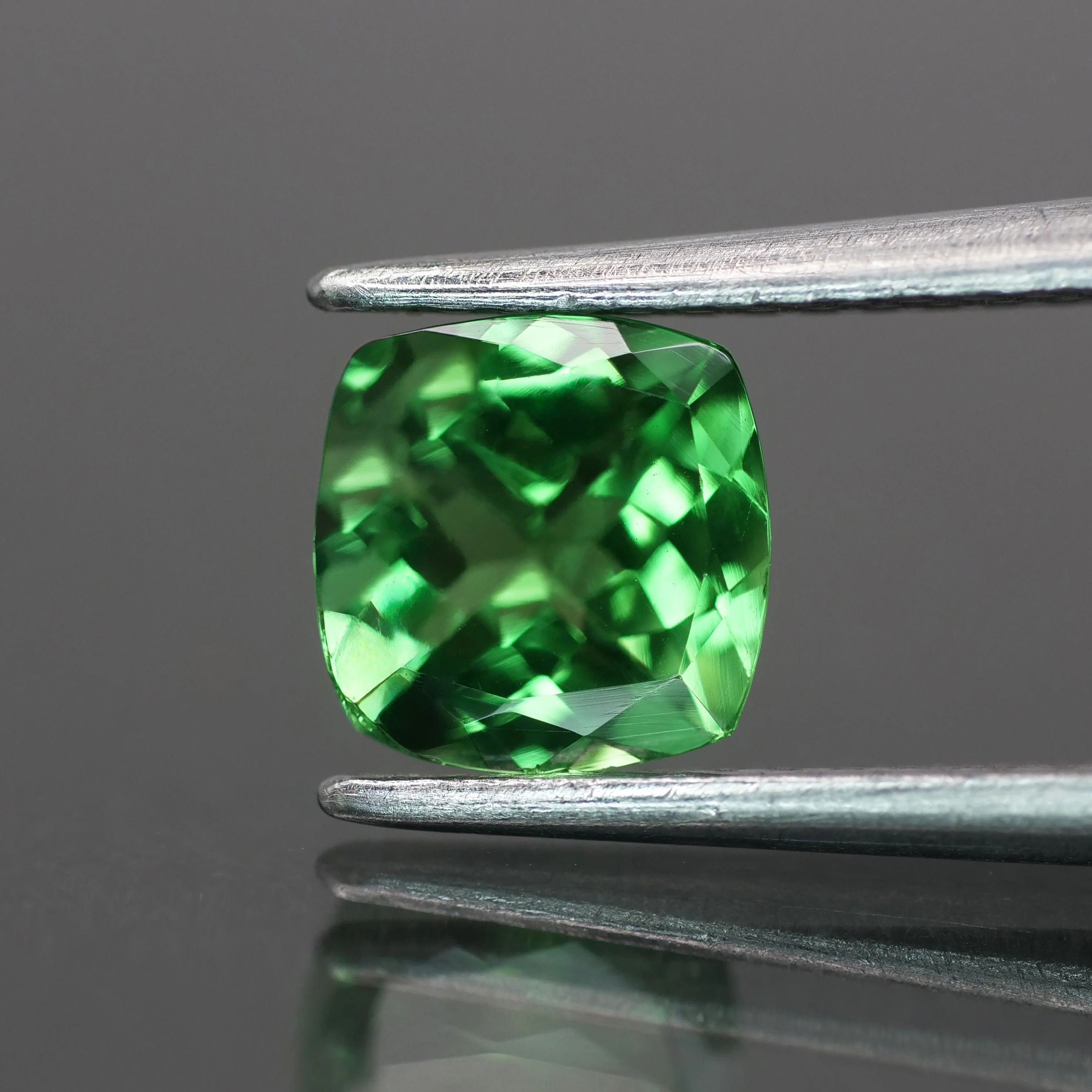 Tsavorite Garnet | green color, cushion-cut, 6mm, *0.9ct