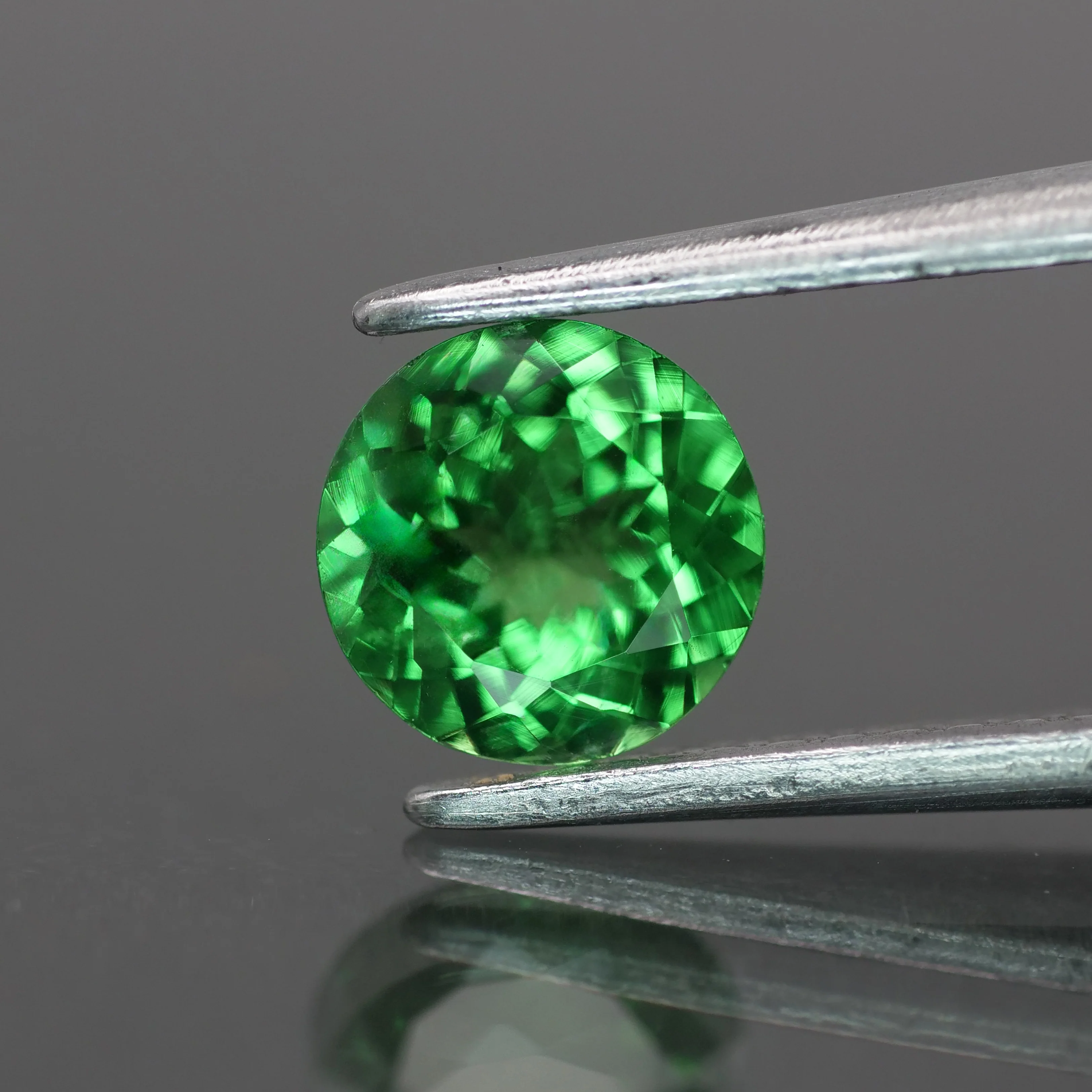 Tsavorite Garnet | green color, round-cut, 6mm, 0.8ct