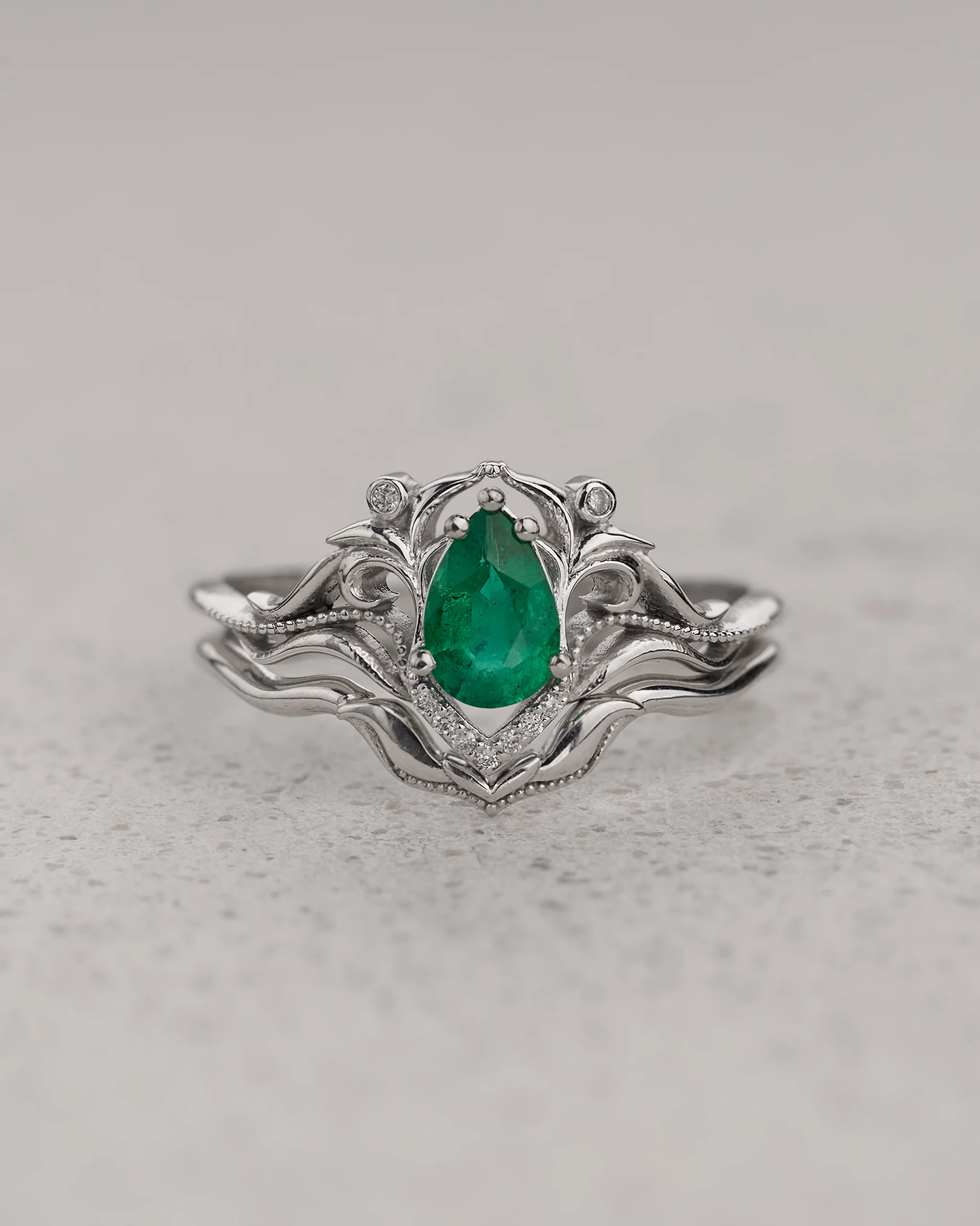 Natural Emerald Bridal Set with Chevron Matching Band / Lida small