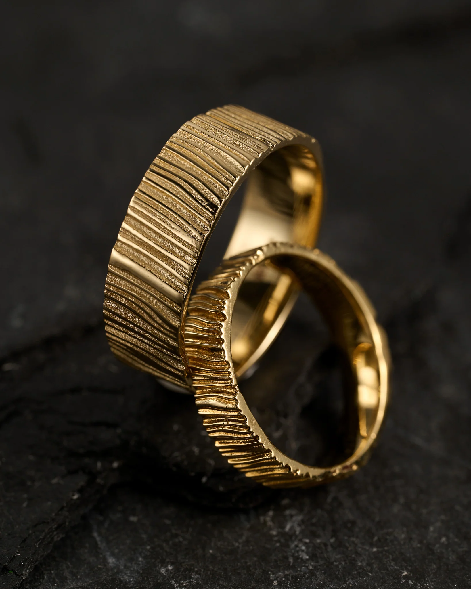 Wood textured ring, 4mm wedding band - Image 5